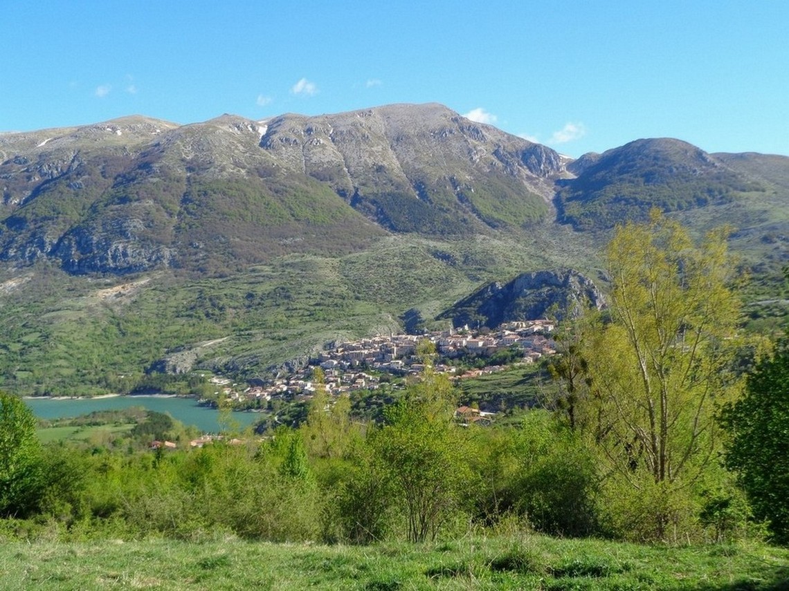 Barrea ed il Monte Chiarano sopra