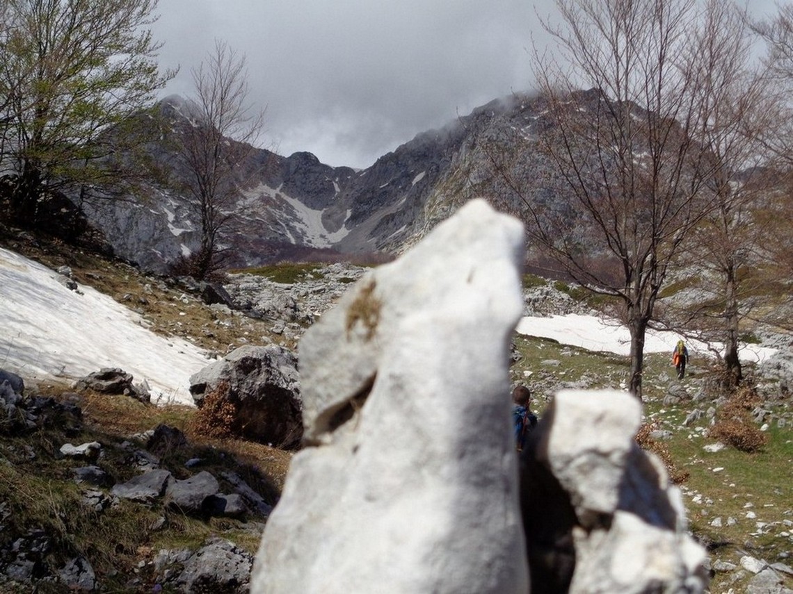 Ci si avvicina sempre più sotto le alte montagne