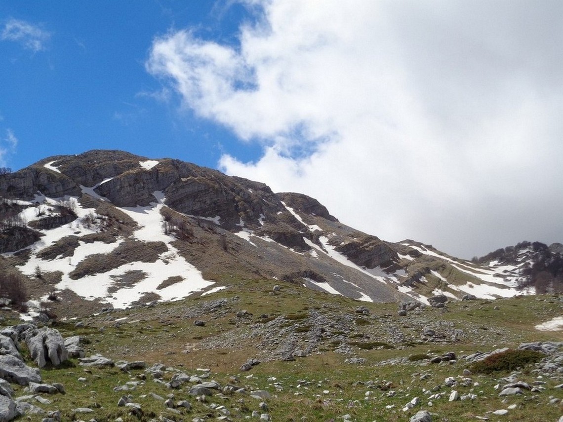 A Sinistra la Montagna chiamata IL SERRONE