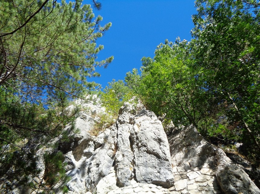 Si sale per queste rocce