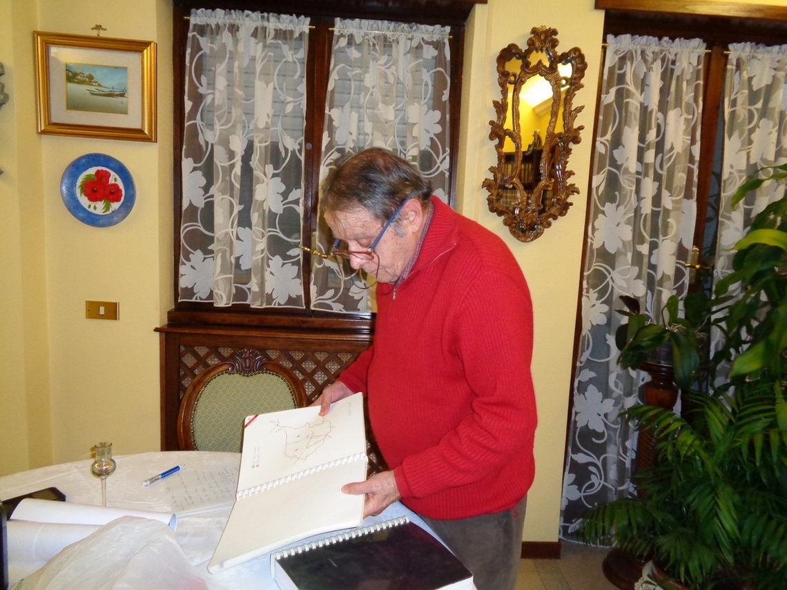 Marcello immerso nelle carte dei ricordi