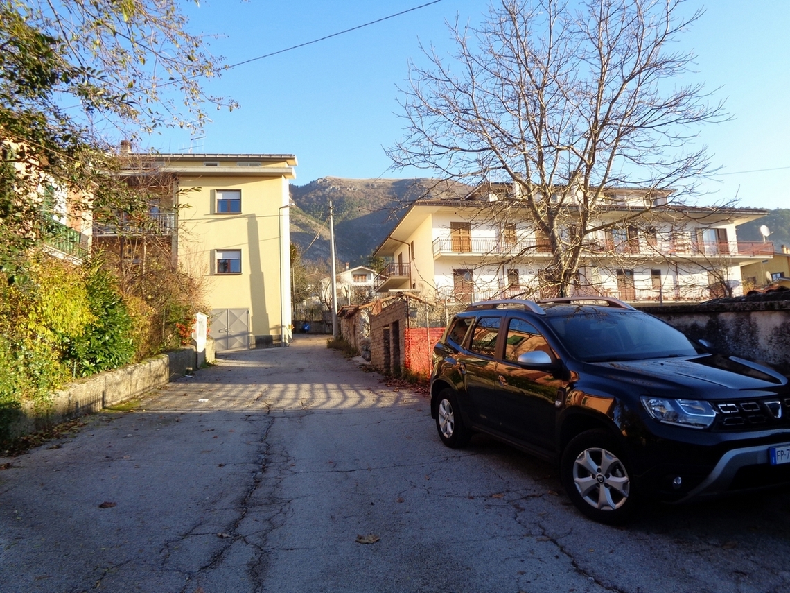 La strada da percorrere in partenza verso la montagna