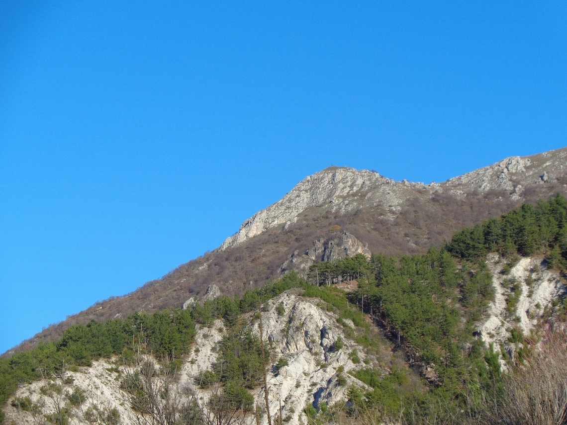 Il bastione roccioso che si trova sopra Barete
