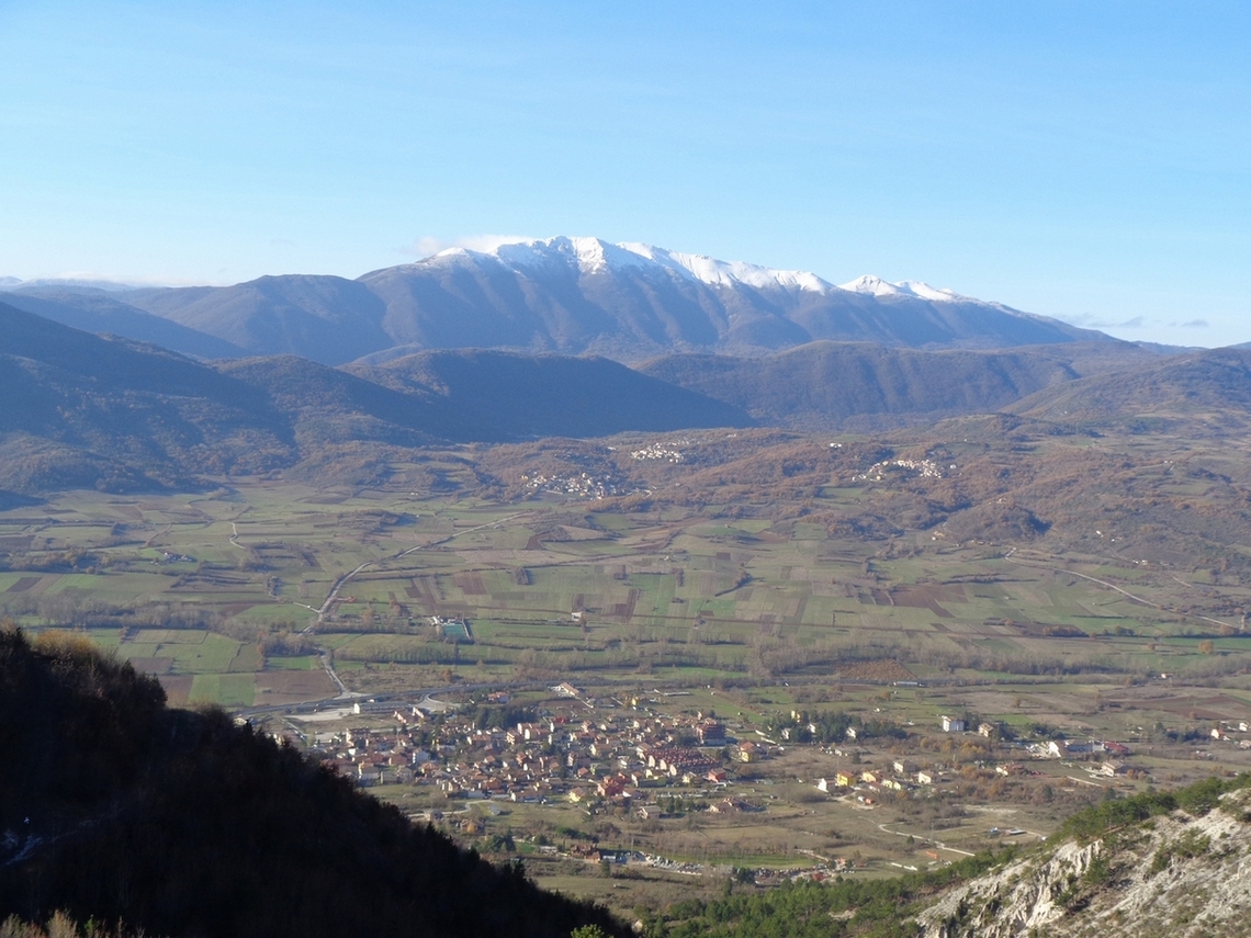 Noi veniamo da li sotto