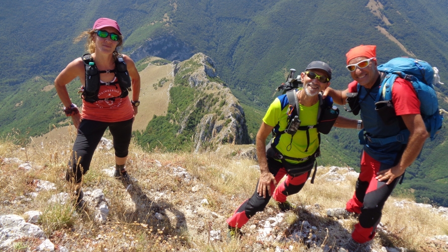 La traversata dell'affilata, lunga e tecnica cresta del gruppo del Monte Catria a cavallo fra Umbria e Marche