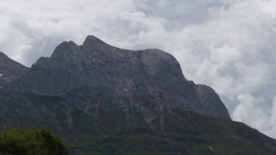 La montagna assume...